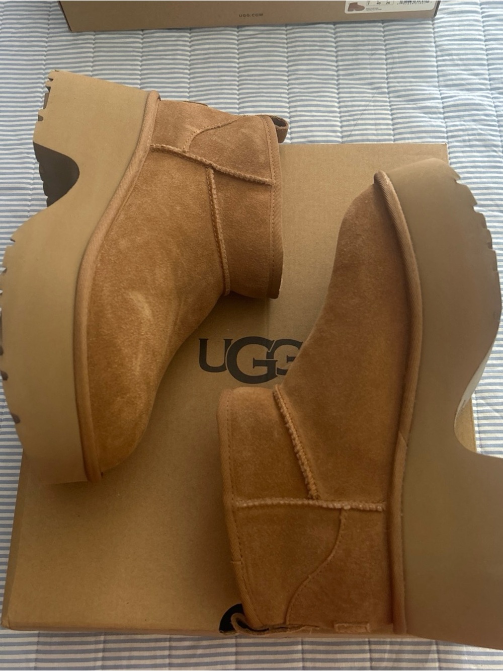 UGG Classic Chestnut Mini Platform Suede Boots Size 9